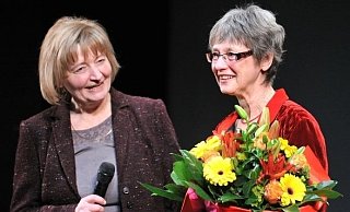 Initiatorin und Moderatorin Susanne Schulz (l.) gratuliert der ersten Bielefelder Frauenpreisträgerin, Angelika Vogel von der Aids-Hilfe freut sich sichtlich, blickt aber noch etwas ungläubig in das Meer applaudierender Zuschauer im Theater am Alten Markt. - FOTO: ANDREAS FRÜCHT Initiatorin und Moderatorin Susanne Schulz (l.) gratuliert der ersten Bielefelder Frauenpreisträgerin, Angelika Vogel von der Aids-Hilfe freut sich sichtlich, blickt aber noch etwas ungläubig in das Meer applaudierender Zuschauer im Theater am Alten Markt. - FOTO: ANDREAS FRÜCHT