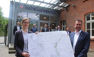 Dezernentin Kerstin Beermann-John von der Bezirksregierung und Bürgermeister Carsten Torke freuen sich mit den beteiligten Projektvertretern über die guten Fortschritte. - Burkhard Battran Dezernentin Kerstin Beermann-John von der Bezirksregierung und Bürgermeister Carsten Torke freuen sich mit den beteiligten Projektvertretern über die guten Fortschritte. - Burkhard Battran