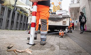 Er riss mit seinem Fahrzeug einen Poller aus der Betonverankerung und ging am nächsten Tag zur Polizei, um mit dem Finger auf andere zu zeigen. - Symbolfoto: Mike-Dennis Müller Er riss mit seinem Fahrzeug einen Poller aus der Betonverankerung und ging am nächsten Tag zur Polizei, um mit dem Finger auf andere zu zeigen. - Symbolfoto: Mike-Dennis Müller