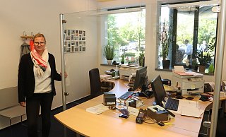 Christine Harodt zeigt eine der Spuckschutzwände in einem Mitarbeiterbüro im Rathaus. - Dirk Windmöller Christine Harodt zeigt eine der Spuckschutzwände in einem Mitarbeiterbüro im Rathaus. - Dirk Windmöller