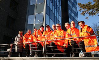 Die acht neuen Quartiershelfer in ihren leuchtenden Jacken. - Silke Kröger Die acht neuen Quartiershelfer in ihren leuchtenden Jacken. - Silke Kröger