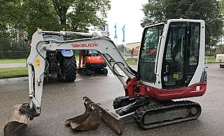 Drei Minibagger wie dieser (Symbolbild) wurden von Unbekannten angegangen. - Wikimedia Commons Drei Minibagger wie dieser (Symbolbild) wurden von Unbekannten angegangen. - Wikimedia Commons