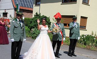 Istrups Majestäten Josef und Annelie Claas strahlten im Sonnenschein. - Madita Schellenberg Istrups Majestäten Josef und Annelie Claas strahlten im Sonnenschein. - Madita Schellenberg