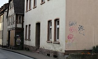 Graffiti an der Wegetalstraße in Höxter. - Polizei Graffiti an der Wegetalstraße in Höxter. - Polizei