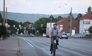 ADFC-Sprecher Andreas Edler zeigt, wo der zweite Pop-up-Radweg in NRW entlang führen könnte: auf der Mindener Straße zwischen Subway und Ford Meyer. - Ulf Hanke ADFC-Sprecher Andreas Edler zeigt, wo der zweite Pop-up-Radweg in NRW entlang führen könnte: auf der Mindener Straße zwischen Subway und Ford Meyer. - Ulf Hanke