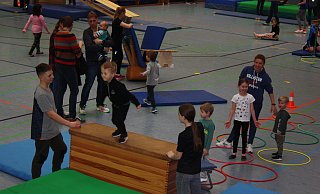 Bunt und ausgelassen gehts in der Stadtsporthalle beim Spielefest zu, während draußen der Sturm zu Höchtform aufläuft - Sigrid Dittmann Bunt und ausgelassen gehts in der Stadtsporthalle beim Spielefest zu, während draußen der Sturm zu Höchtform aufläuft - Sigrid Dittmann