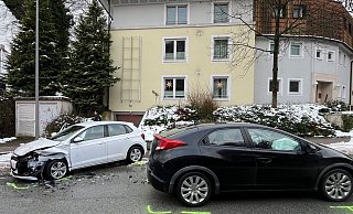 Bei dem Unfall wurden drei Autoinsassen verletzt, es entstand beträchtlicher Sachschaden. - Jens Reichenbach Bei dem Unfall wurden drei Autoinsassen verletzt, es entstand beträchtlicher Sachschaden. - Jens Reichenbach