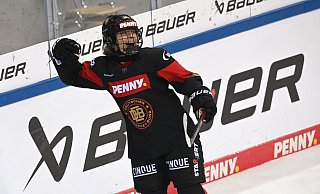 Nach Zwillingsschwester Lilli traf auch Luisa Welcke für die deutschen Eishockey-Frauen. - Carmen Jaspersen/dpa Nach Zwillingsschwester Lilli traf auch Luisa Welcke für die deutschen Eishockey-Frauen. - Carmen Jaspersen/dpa