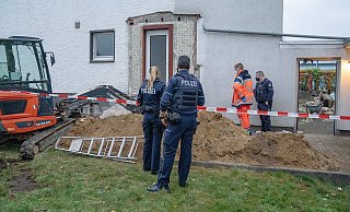 Während der Bielefelder in einer Baugrube arbeitete, stürzte eine Mauer über ihm ein. - Christian Mathiesen Während der Bielefelder in einer Baugrube arbeitete, stürzte eine Mauer über ihm ein. - Christian Mathiesen