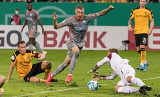 SCP-Stürmer Felix Platte (M.), hier im DFB-Pokalspiel gegen Dresdens Keeper Kevin Broll, steht wohl am Samstag wieder nur als Joker zur Verfügung. - imago images/Steffen Kuttner SCP-Stürmer Felix Platte (M.), hier im DFB-Pokalspiel gegen Dresdens Keeper Kevin Broll, steht wohl am Samstag wieder nur als Joker zur Verfügung. - imago images/Steffen Kuttner
