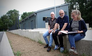 Klärwerk-Leiter Hans Kleine (v. l.), Stadtwerke-Betriebsleiter Matthias Kreft und Elisabeth Orlovius von der Planungsgemeinschaft PFI sind zufrieden mit der neuen Energiezentrale, die sich hinter ihnen erhebt. - Felix Eisele Klärwerk-Leiter Hans Kleine (v. l.), Stadtwerke-Betriebsleiter Matthias Kreft und Elisabeth Orlovius von der Planungsgemeinschaft PFI sind zufrieden mit der neuen Energiezentrale, die sich hinter ihnen erhebt. - Felix Eisele