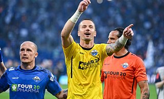 So feierten SCP-Torwart Manuel Riemann (Mitte), Sven Michel (l.) und Adriano Grimaldi den Sieg auf Schalke. - Teresa Kroeger So feierten SCP-Torwart Manuel Riemann (Mitte), Sven Michel (l.) und Adriano Grimaldi den Sieg auf Schalke. - Teresa Kroeger