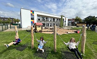Hoch hinaus geht es für Noah (v. l.), Romina und Mila auf der Schaukel im Garten der neuen Kita Rappelkiste. - Nicole Sielermann Hoch hinaus geht es für Noah (v. l.), Romina und Mila auf der Schaukel im Garten der neuen Kita Rappelkiste. - Nicole Sielermann
