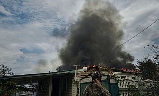 Ein ukrainischer Soldat geht an einem Haus vorbei, das nach einem Beschuss in der Nähe der Frontlinie abgebrannt ist. Russland führt seit Februar 2022 Krieg gegen die Ukraine. - LIBKOS/AP/dpa Ein ukrainischer Soldat geht an einem Haus vorbei, das nach einem Beschuss in der Nähe der Frontlinie abgebrannt ist. Russland führt seit Februar 2022 Krieg gegen die Ukraine. - LIBKOS/AP/dpa