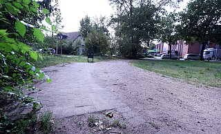 Die kleine Parkanlage hinter dem Schenke-Supermarkt an der Carl-Bertelsmann-Straße in Gütersloh gilt seit vielen Jahren als beliebter Treffpunkt der Trinkerszene. - Patrick Menzel Die kleine Parkanlage hinter dem Schenke-Supermarkt an der Carl-Bertelsmann-Straße in Gütersloh gilt seit vielen Jahren als beliebter Treffpunkt der Trinkerszene. - Patrick Menzel