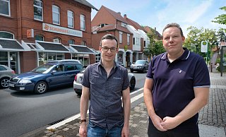 Philipp Bruns (34) und Alexander Morre (42) treten zum 1. Juli ihren Dienst in den beiden Gemeinschaftspraxen im Ortskern an. - Andreas Frücht Philipp Bruns (34) und Alexander Morre (42) treten zum 1. Juli ihren Dienst in den beiden Gemeinschaftspraxen im Ortskern an. - Andreas Frücht