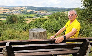 280 Meter über dem Meeresspiegel: Albert Speith, Ortsvorsteher von Brenkhausen, auf der Bank der Wanderfreunde Schelpetal am „Höhenpunkt“. - Simone Flörke 280 Meter über dem Meeresspiegel: Albert Speith, Ortsvorsteher von Brenkhausen, auf der Bank der Wanderfreunde Schelpetal am „Höhenpunkt“. - Simone Flörke