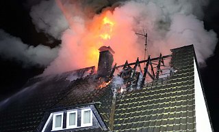 Am Abend des 2. Weihnachtstages kommt es in einem Wohnhaus in der Gartenstraße in Hövelhof zu einem Dachstuhlbrand. Das Feuer verursacht massive Schäden am Gebäude. - Feuerwehr Am Abend des 2. Weihnachtstages kommt es in einem Wohnhaus in der Gartenstraße in Hövelhof zu einem Dachstuhlbrand. Das Feuer verursacht massive Schäden am Gebäude. - Feuerwehr