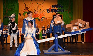 Prinzessin Jana beim „Prinzessinnen Aufwiegen" mit Kamelle. - Johanna Werth Prinzessin Jana beim „Prinzessinnen Aufwiegen" mit Kamelle. - Johanna Werth