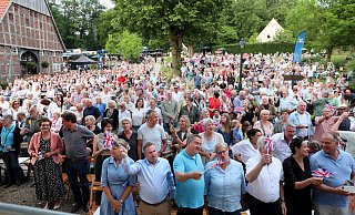 Ein traumhaftes Landluftkonzert vor traumhafter Kulisse des Hofes von Laer in Schwarzenmoor erlebten rund 1.000 Zuschauerinnen und Zuschauer. Viele hatten sich mit Union-Jack-Utensilien auf den britischen Schwerpunkt des Programms vorbereitet. - Frank-Michael Kiel-Steinkamp Ein traumhaftes Landluftkonzert vor traumhafter Kulisse des Hofes von Laer in Schwarzenmoor erlebten rund 1.000 Zuschauerinnen und Zuschauer. Viele hatten sich mit Union-Jack-Utensilien auf den britischen Schwerpunkt des Programms vorbereitet. - Frank-Michael Kiel-Steinkamp