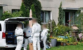 Bereits unmittelbar nach dem Vorfall am Montag waren Kriminaltechniker mit der Spurensicherung rund um die Unterkunft nahe der Marienfelder Straße beschäftigt. - Friso Gentsch/dpa Bereits unmittelbar nach dem Vorfall am Montag waren Kriminaltechniker mit der Spurensicherung rund um die Unterkunft nahe der Marienfelder Straße beschäftigt. - Friso Gentsch/dpa