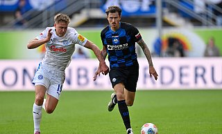Calvin Brackelmann (rechts) setzt sich im Zweikampf mit Kiels Phil Harres durch. Am Ende siegte der SC Paderborn mit 2:1. - Imago Images Calvin Brackelmann (rechts) setzt sich im Zweikampf mit Kiels Phil Harres durch. Am Ende siegte der SC Paderborn mit 2:1. - Imago Images