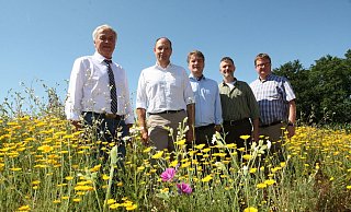 Mittendrin im Wildpflanzenfeld: (v.l.) Werner Kuhn, Markus Binding, Hilmar Freiherr von Münchhausen, Torsten Reinwald und Landwirt Richard Schulte. - Uwe Müller Mittendrin im Wildpflanzenfeld: (v.l.) Werner Kuhn, Markus Binding, Hilmar Freiherr von Münchhausen, Torsten Reinwald und Landwirt Richard Schulte. - Uwe Müller