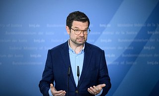 «Die Bezahlkarte ist dazu ein unbürokratischer Weg, bei dem niemand Waren austeilen oder Wertmarken ausgeben muss»sagt Marco Buschmann (FDP). - Bernd von Jutrczenka/dpa «Die Bezahlkarte ist dazu ein unbürokratischer Weg, bei dem niemand Waren austeilen oder Wertmarken ausgeben muss»sagt Marco Buschmann (FDP). - Bernd von Jutrczenka/dpa