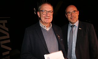 Antonius Monkos (l.), ein echter Macher in Fürstenberg, bekommt den Ehrenamtspreis von Bürgermeister Christian Carl verliehen. - Johannes Büttner Antonius Monkos (l.), ein echter Macher in Fürstenberg, bekommt den Ehrenamtspreis von Bürgermeister Christian Carl verliehen. - Johannes Büttner
