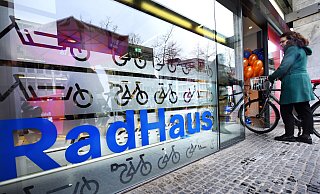 "RadHaus" heißt das neue Fahrradparkhaus am Niederwall 8 in Bielefeld, das ab sofort geöffnet ist. - Barbara Franke "RadHaus" heißt das neue Fahrradparkhaus am Niederwall 8 in Bielefeld, das ab sofort geöffnet ist. - Barbara Franke