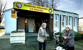 Wilfried Leichner nimmt Ruth Plonus die Post für die Enkelkinder ab und tauscht ein paar Neuigkeiten aus. - Andreas Frücht Wilfried Leichner nimmt Ruth Plonus die Post für die Enkelkinder ab und tauscht ein paar Neuigkeiten aus. - Andreas Frücht