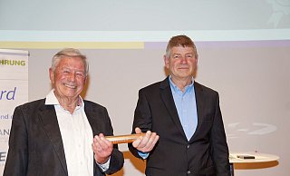 Obligatorische Übergabe: Als Förderer des Sports bekam Hans-Jürgen Brocks (l.) den Staffelstab vom im Vorjahr ausgezeichneten Heiko Klein überreicht. - Yvonne Gottschlich Obligatorische Übergabe: Als Förderer des Sports bekam Hans-Jürgen Brocks (l.) den Staffelstab vom im Vorjahr ausgezeichneten Heiko Klein überreicht. - Yvonne Gottschlich