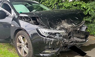 Der Opel der Bad Oeynhausenerin wurde bei dem Unfall an der Werster Straße stark beschädigt. - Polizei Minden-Lübbecke Der Opel der Bad Oeynhausenerin wurde bei dem Unfall an der Werster Straße stark beschädigt. - Polizei Minden-Lübbecke