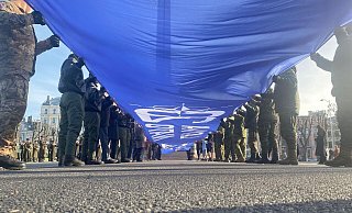 Ein riesige blaue Fahne mit der Aufschrift «Latvija Nato 20» wird vor dem Freiheitsdenkmal entrollt. Lettland feiert 20 Jahre Nato-Mitgliedschaft. - Alexander Welscher/dpa Ein riesige blaue Fahne mit der Aufschrift «Latvija Nato 20» wird vor dem Freiheitsdenkmal entrollt. Lettland feiert 20 Jahre Nato-Mitgliedschaft. - Alexander Welscher/dpa