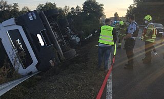 Ein Lkw ist auf Höhe des Tallesees auf der Bundesstraße 1 bei Paderborn verunglückt. - Feuerwehr Paderborn Ein Lkw ist auf Höhe des Tallesees auf der Bundesstraße 1 bei Paderborn verunglückt. - Feuerwehr Paderborn