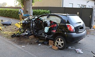 Beim Aufprall auf einen Straßenbaum wurde eine 37-Jährige in ihrem Autowrack eingeklemmt und musste aufwendig befreit werden. - Feuerwehr Delbrück Beim Aufprall auf einen Straßenbaum wurde eine 37-Jährige in ihrem Autowrack eingeklemmt und musste aufwendig befreit werden. - Feuerwehr Delbrück