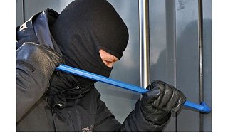 Das Markenzeichen des mutmaßlichen Einbrechers war ein blaues Brecheisen - wie auf unserem Symbolbild. - Symbolfoto/Pixabay Das Markenzeichen des mutmaßlichen Einbrechers war ein blaues Brecheisen - wie auf unserem Symbolbild. - Symbolfoto/Pixabay