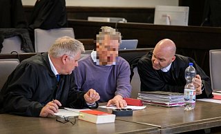 Der Angeklagte Claus D. bei einer Verhandlung im Februar zwischen seinen Verteidigern Tim Gruner (l.) und Sascha Haring. - Niklas Tüns Der Angeklagte Claus D. bei einer Verhandlung im Februar zwischen seinen Verteidigern Tim Gruner (l.) und Sascha Haring. - Niklas Tüns