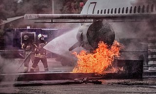Heiße Sache: Die Wehrleute haben es in Weeze mit den besonderen Herausforderungen von Flugzeugbränden zu tun. - Airport Weeze / Markus van Offern Heiße Sache: Die Wehrleute haben es in Weeze mit den besonderen Herausforderungen von Flugzeugbränden zu tun. - Airport Weeze / Markus van Offern