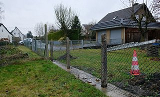 Zäune statt Straße: Am Tor in der Mitte endet das kleine Stückchen provisorische Straße Am Grund - vom Brakenbrink kommend. - Susanne Lahr Zäune statt Straße: Am Tor in der Mitte endet das kleine Stückchen provisorische Straße Am Grund - vom Brakenbrink kommend. - Susanne Lahr
