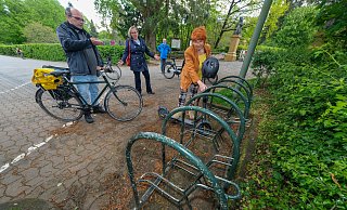 Klaus Feurich, Kerstin Haarmann und Hannelore Pfaff (v.l.) diskutieren die desolate Situation, der Fahrradparkplätze im Tierpark Olderdissen. - Andreas Zobe Klaus Feurich, Kerstin Haarmann und Hannelore Pfaff (v.l.) diskutieren die desolate Situation, der Fahrradparkplätze im Tierpark Olderdissen. - Andreas Zobe
