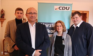 Die CDU hat Carsten Ehmer (2.v.l.) einstimmig als Bürgermeisterkandidaten nominiert. - Dinter Die CDU hat Carsten Ehmer (2.v.l.) einstimmig als Bürgermeisterkandidaten nominiert. - Dinter