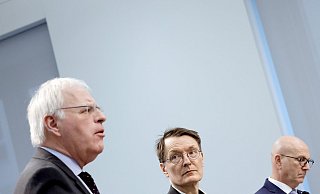Laut Reinhard Sager (l.), Präsident des Landkreistages, reichen Karl Lauterbachs Pläne gegen die Klinikinsolvenzen nicht aus. - Carsten Koall/dpa Laut Reinhard Sager (l.), Präsident des Landkreistages, reichen Karl Lauterbachs Pläne gegen die Klinikinsolvenzen nicht aus. - Carsten Koall/dpa