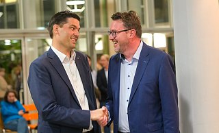 Kennen sich gut und sind seit Jahren Kollegen: Mirco Schmidt, Kandidat der CDU, sowie Franke Diembeck, der für die SPD und die Grünen als gemeisnamer Kandidat kandidiert. - Kathrin Weege Kennen sich gut und sind seit Jahren Kollegen: Mirco Schmidt, Kandidat der CDU, sowie Franke Diembeck, der für die SPD und die Grünen als gemeisnamer Kandidat kandidiert. - Kathrin Weege