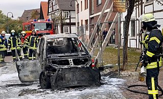 Ein Auto wurde in Salzkotten durch ein Feuer komplett zerstört. - Ralph Meyer Ein Auto wurde in Salzkotten durch ein Feuer komplett zerstört. - Ralph Meyer