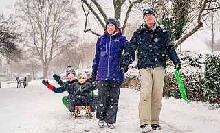 Am Liboriberg unternehmen Susanne und Ralf Konersmann gemeinsam ihren Kindern Jacob (9) und Theresa (12) einen Schlittenspaziergang. An vielen Orten im Kreisgebiet packen die Menschen sogar ihre Langlaufski aus. - Besim Mazhiqi Am Liboriberg unternehmen Susanne und Ralf Konersmann gemeinsam ihren Kindern Jacob (9) und Theresa (12) einen Schlittenspaziergang. An vielen Orten im Kreisgebiet packen die Menschen sogar ihre Langlaufski aus. - Besim Mazhiqi