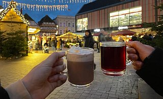 Für heiße Schokolade und Glühwein soll künftig beim Höxteraner Weihnachtsmarkt mehr Zeit sein. Die Werbegemeinschaft stellte einen entsprechenden Antrag. - Nicole Fischer Für heiße Schokolade und Glühwein soll künftig beim Höxteraner Weihnachtsmarkt mehr Zeit sein. Die Werbegemeinschaft stellte einen entsprechenden Antrag. - Nicole Fischer