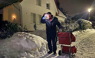 Udo Pundmann mit seiner Handkarre. Bei Volllast kann sie bis zu 30 Kilo wiegen. - Florian Pfitzner Udo Pundmann mit seiner Handkarre. Bei Volllast kann sie bis zu 30 Kilo wiegen. - Florian Pfitzner