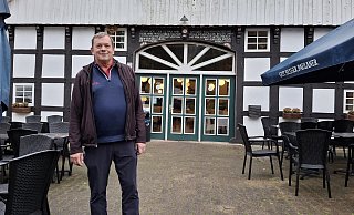 Hans Werner Markmann, Vizepräsident des Golfclubs Ravensberger Land, vor dem rund 330 Jahre alten Gebäude, das den Sportlern (aber nicht nur denen) seit Jahrzehnten als Restaurant dient. Nun wird es dort einen Betreiberwechsel geben. - Meiko Haselhorst Hans Werner Markmann, Vizepräsident des Golfclubs Ravensberger Land, vor dem rund 330 Jahre alten Gebäude, das den Sportlern (aber nicht nur denen) seit Jahrzehnten als Restaurant dient. Nun wird es dort einen Betreiberwechsel geben. - Meiko Haselhorst