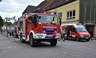 Mit einem Großaufgebot rückten Feuerwehr und Rettunsgdienst am Freitagabend in der Nieheimer Innenstadt zu einem Zimmerbrand an. - Jörn Fries Mit einem Großaufgebot rückten Feuerwehr und Rettunsgdienst am Freitagabend in der Nieheimer Innenstadt zu einem Zimmerbrand an. - Jörn Fries
